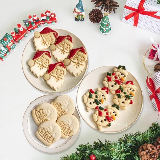 Set da cucina per cani con formine natalizie, perfette per creare biscotti a tema festivo.